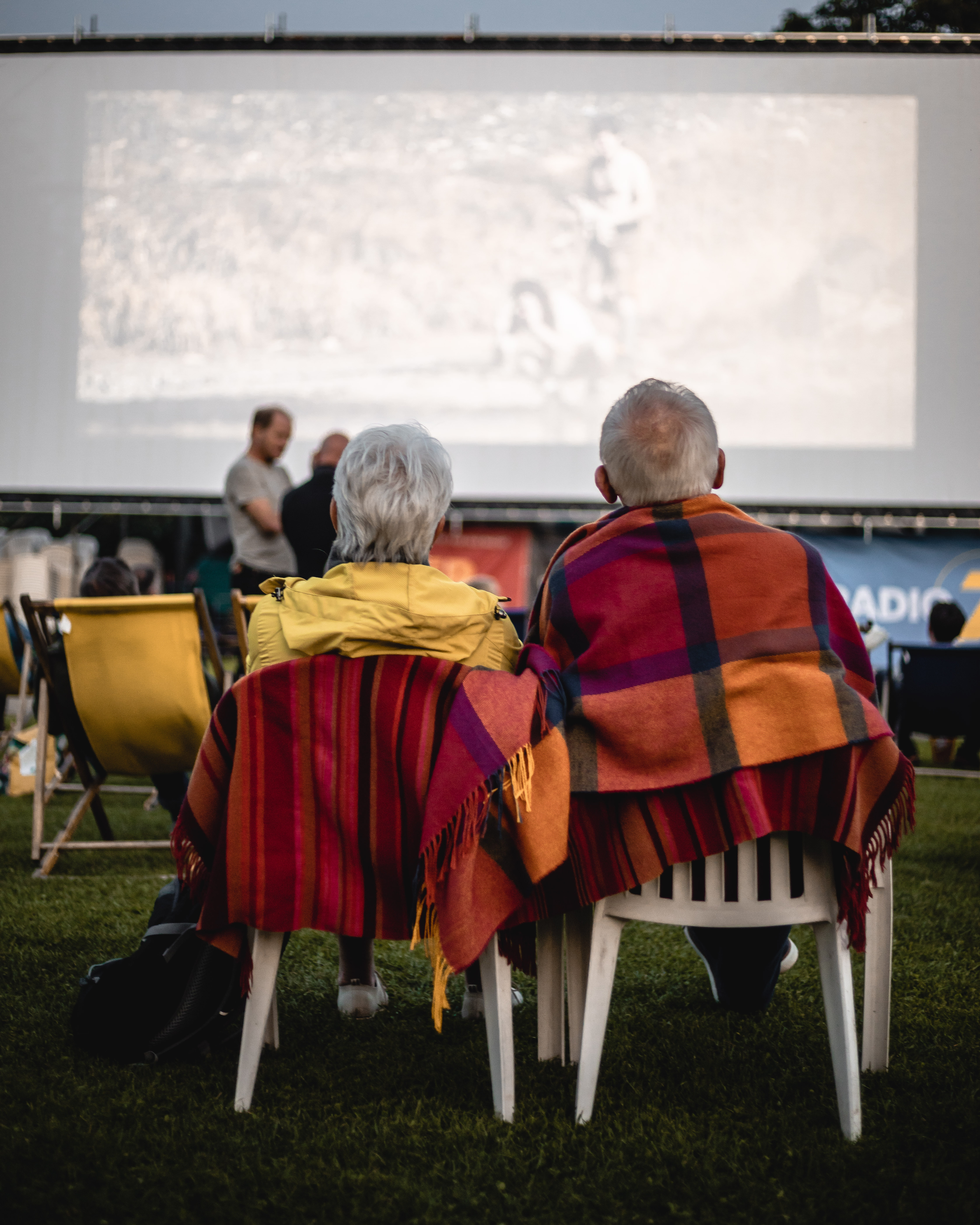 Pärchen sitzend vor der Leinwand im Open Air