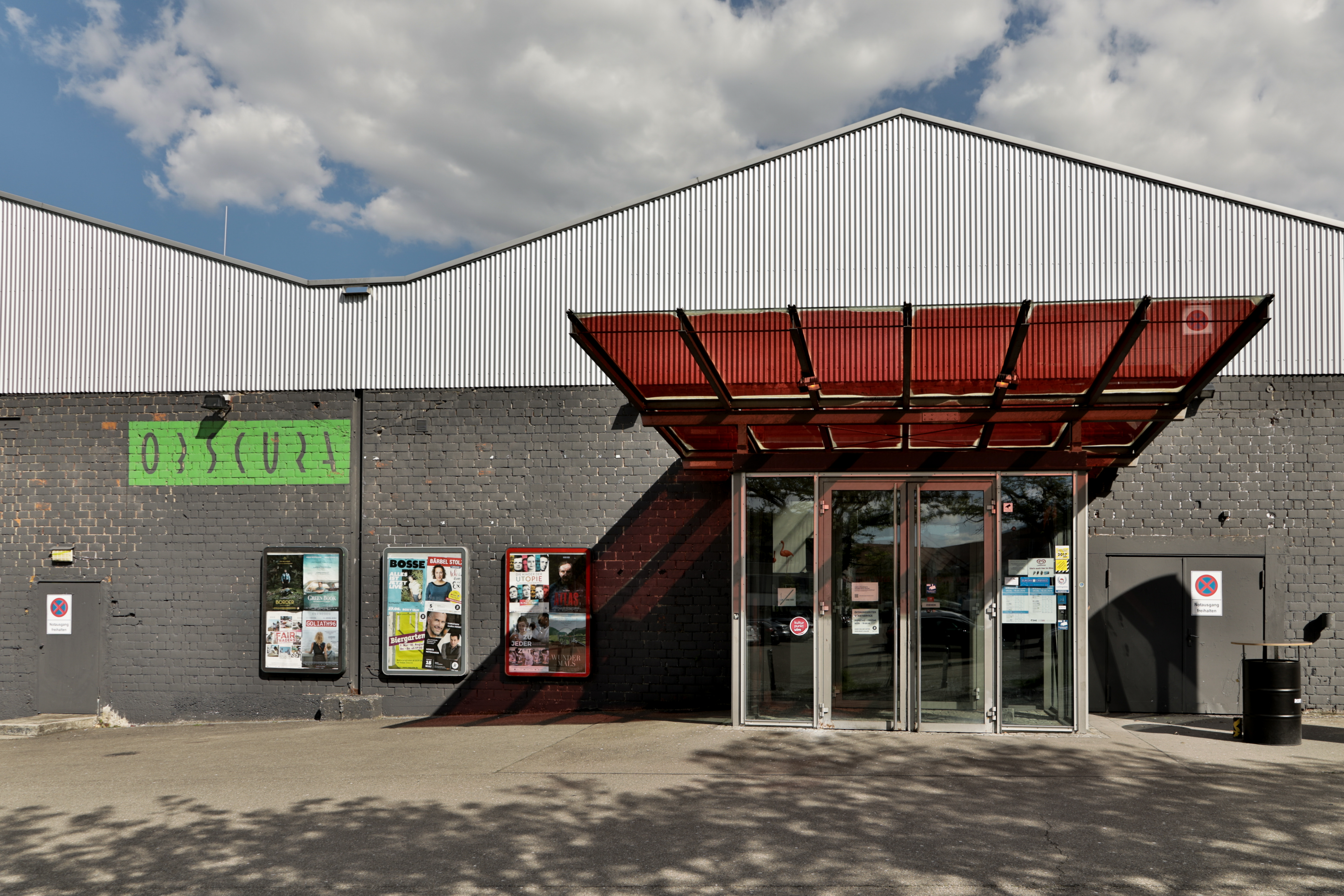 Außenansicht des Obscura Ulm mit Eingangstür