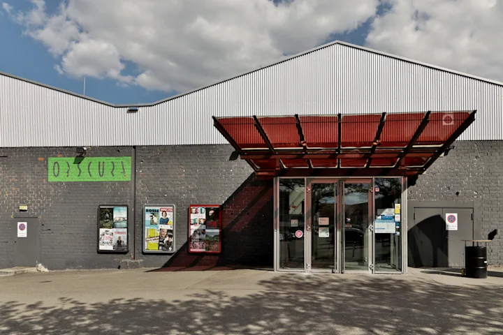 Außenansicht des Obscura Ulm mit Eingangstür