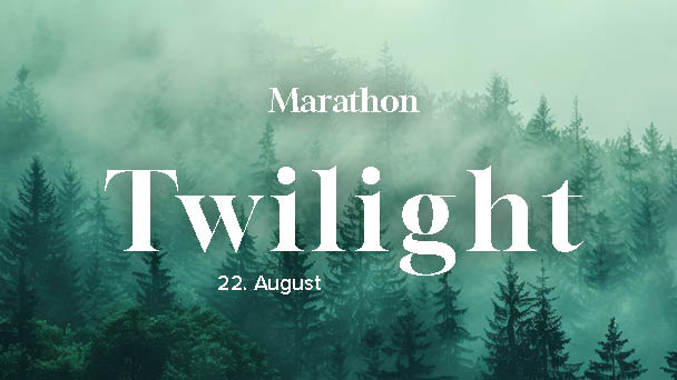 Hier sieht man einen wald und das den Schriftzug zum Twilight Marathon