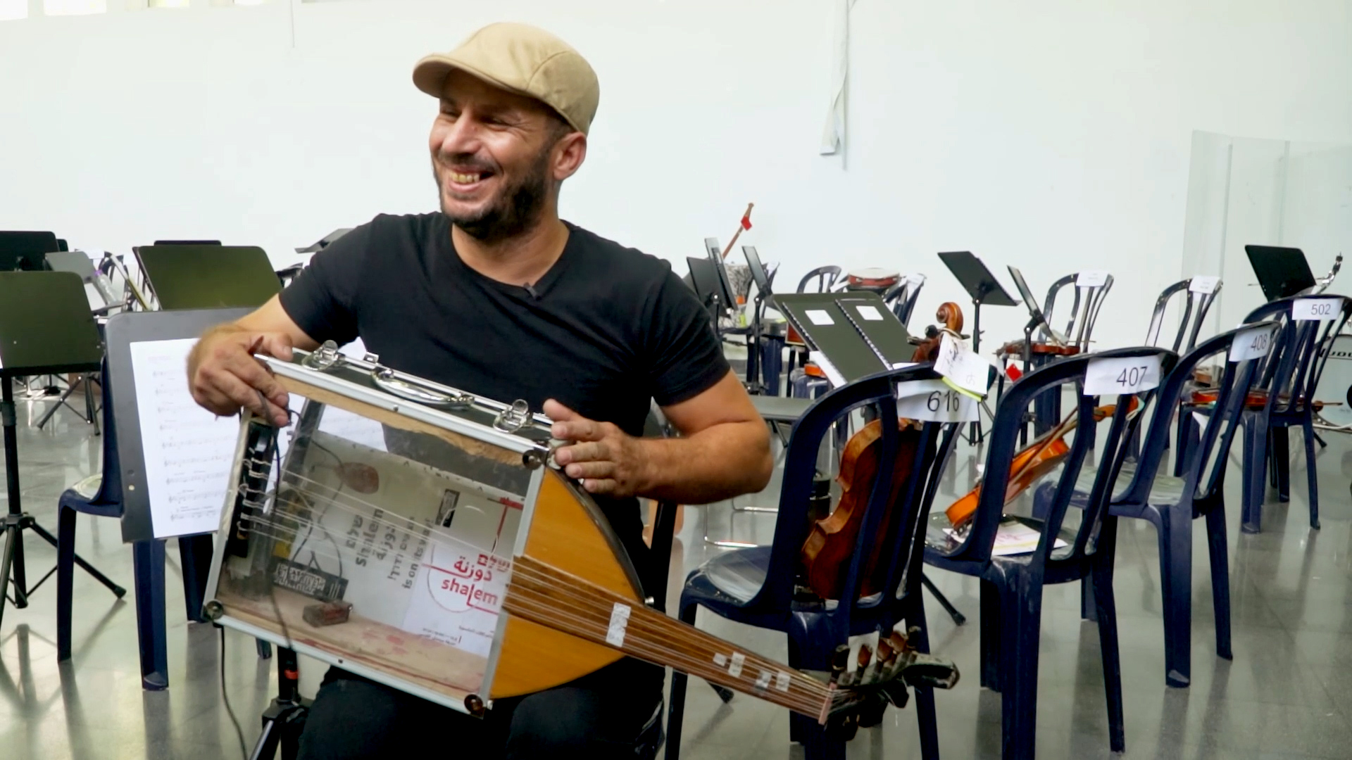 Szenenbild zu Das Orchester - That Orchestra With the Broken Instruments