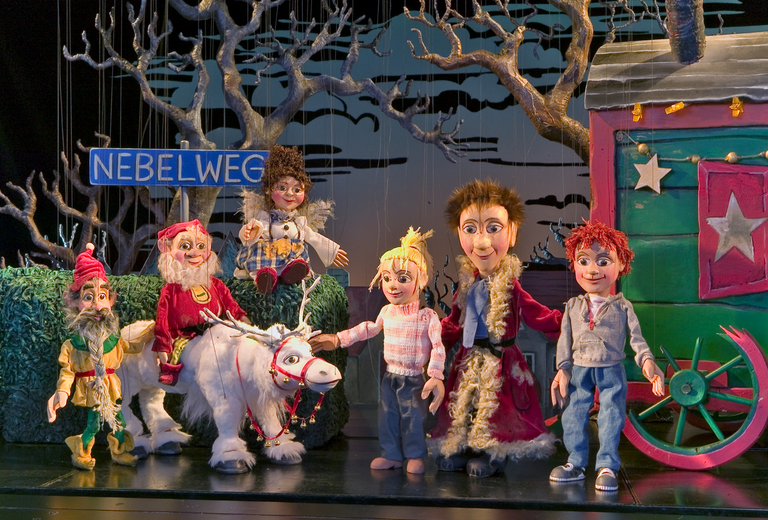 Szenenbild zu Als der Weihnachtsmann vom Himmel fiel (Augsburger Puppenkiste)