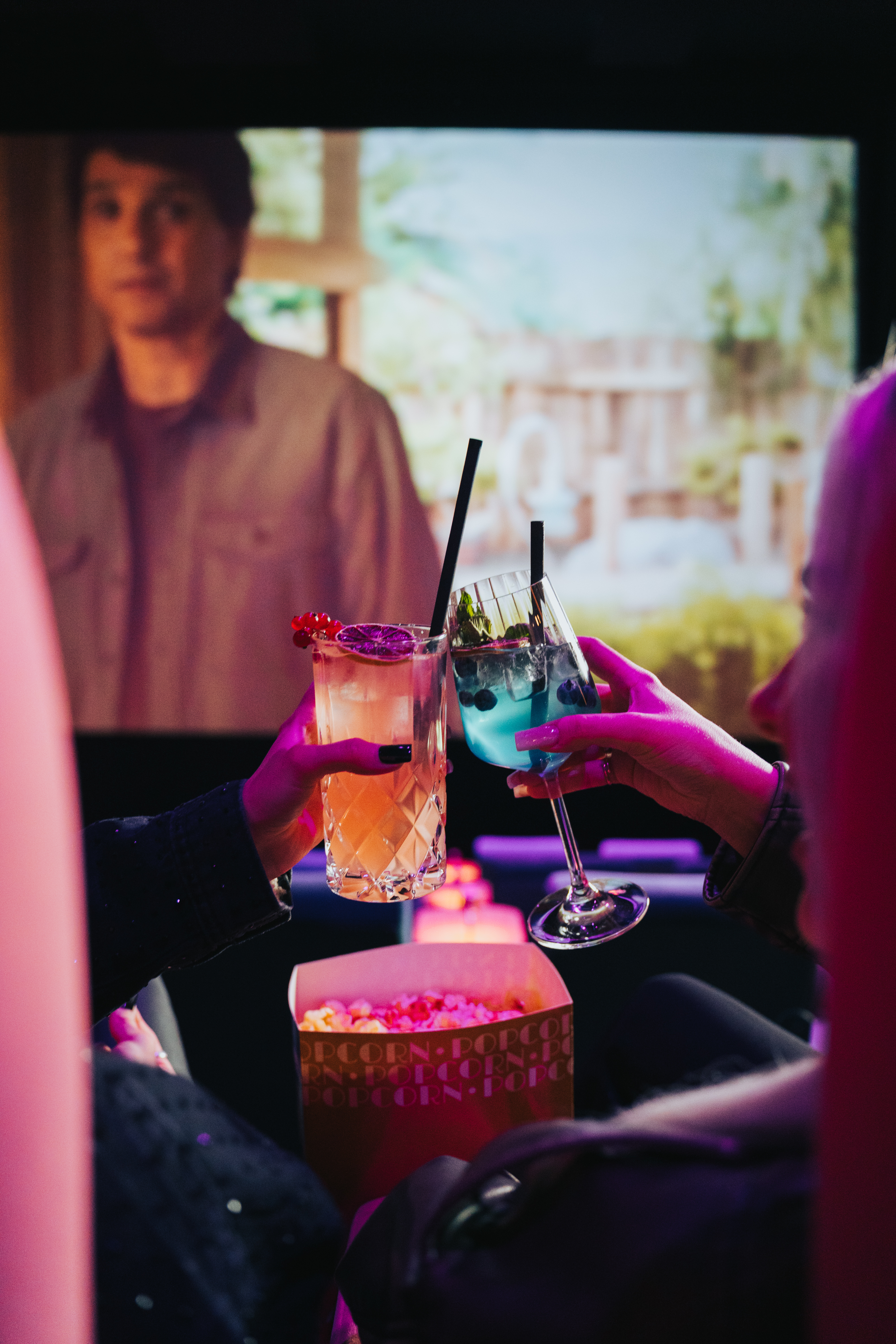 Gäste mir Drinks im Saal 5