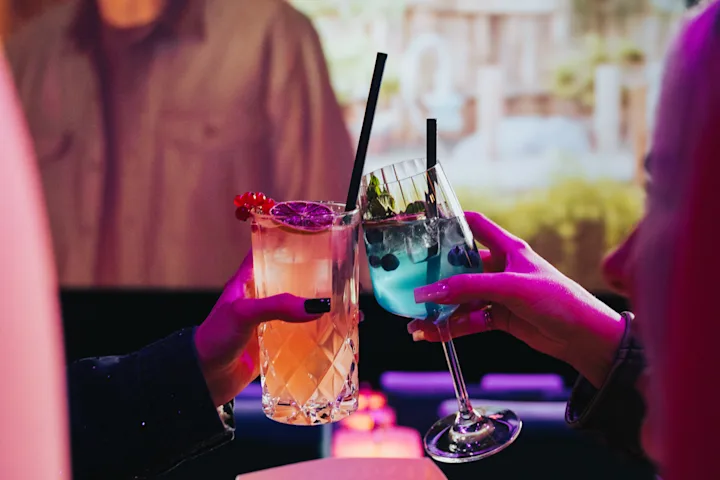 Gäste mir Drinks im Saal 5