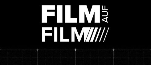 Schwarz-weißes Banner mit der Aufschrift „Film auf Film“. Das zweite Wort ist mit schrägen Linien gestaltet, die an Filmstreifen erinnern. Minimalistisches Design auf schwarzem Hintergrund.