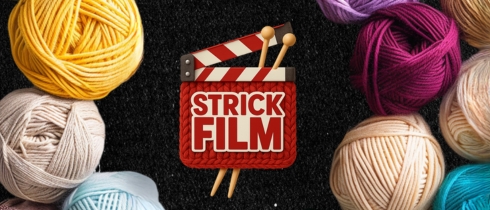 Banner „Strick Film“ mit Filmklappe aus rotem Strick und Stricknadeln. Im Hintergrund liegen bunte Wollknäuel auf schwarzem Untergrund.