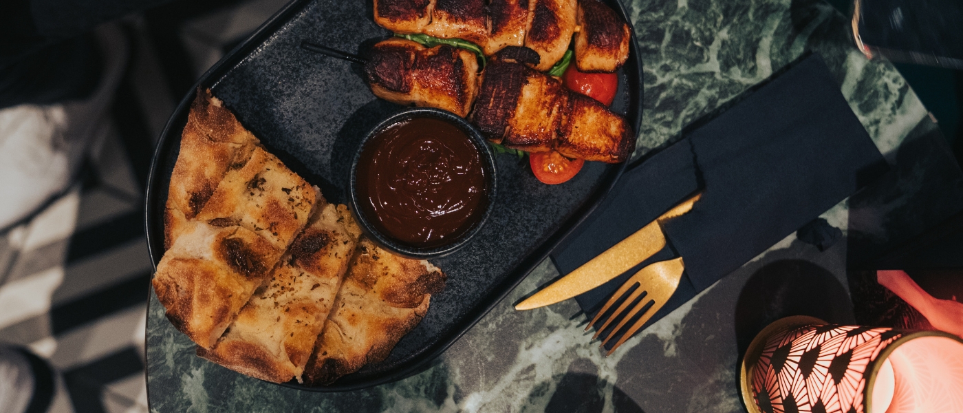 Essen aus der Sky Bar - Tomaten, Rucola und goldenes Besteck