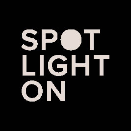 Hier sieht man auf schwarzem Hintergrund einen Scheinwerfer, der einen Licktkegel wirft.