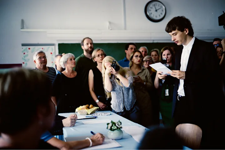 Szenenbild zu Eine Erklärung für alles