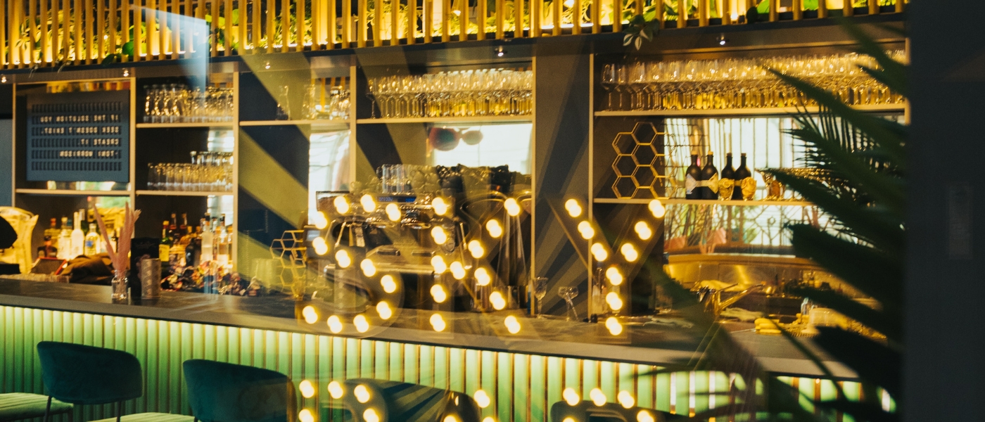 Sicht auf die Bar mit Spiegelung der Lampen "Sky"