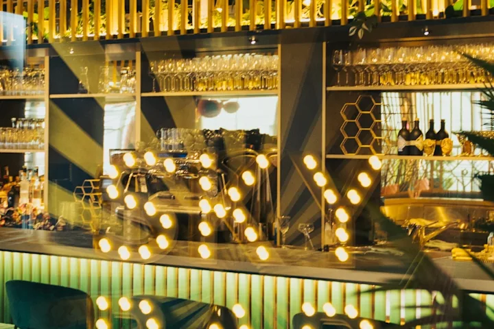 Sicht auf die Bar mit Spiegelung der Lampen "Sky"