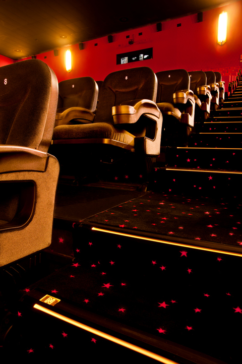 Blick auf eine Saalbestuhlung und Treppe