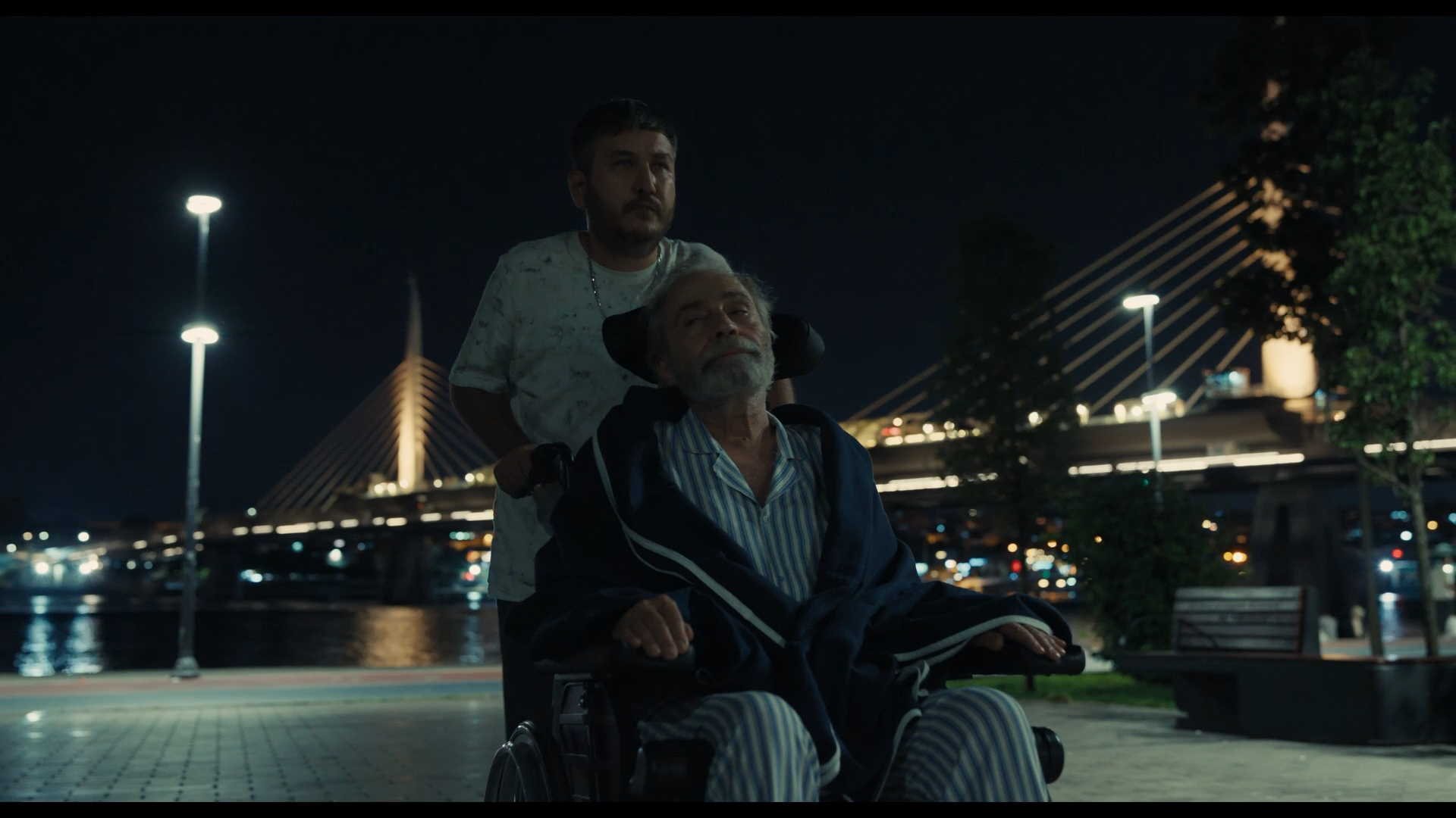 Szenenbild zu Soyut Disavurumcu Bir Dostlugun Anatomisi Veyahut Yan Yana