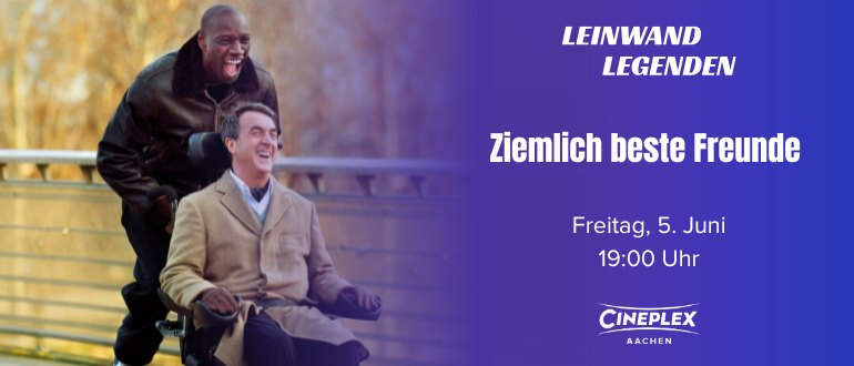 Hier sieht man link zwei Männer - der eine schiebt den anderen im Rollstuhl an. beide lachen.