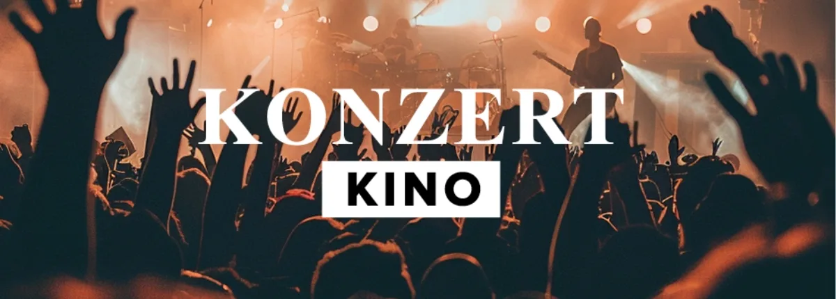 Banner „Konzert Kino“ vor einer Konzertszene mit Publikum, erhobenen Händen und beleuchteter Bühne. Die Silhouetten der Zuschauer füllen den Vordergrund, während Musiker im Scheinwerferlicht spielen.
