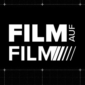 Logo mit der weißen Aufschrift „Film auf Film“ auf schwarzem Hintergrund. Das zweite „Film“ ist mit schrägen Linien gestaltet, die an Filmstreifen erinnern.