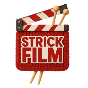Logo mit der Aufschrift „Strick Film“. Eine rot-weiße Filmklappe sitzt auf einem gestrickten roten Quadrat mit Stricknadeln, das an eine Wollarbeit erinnert.
