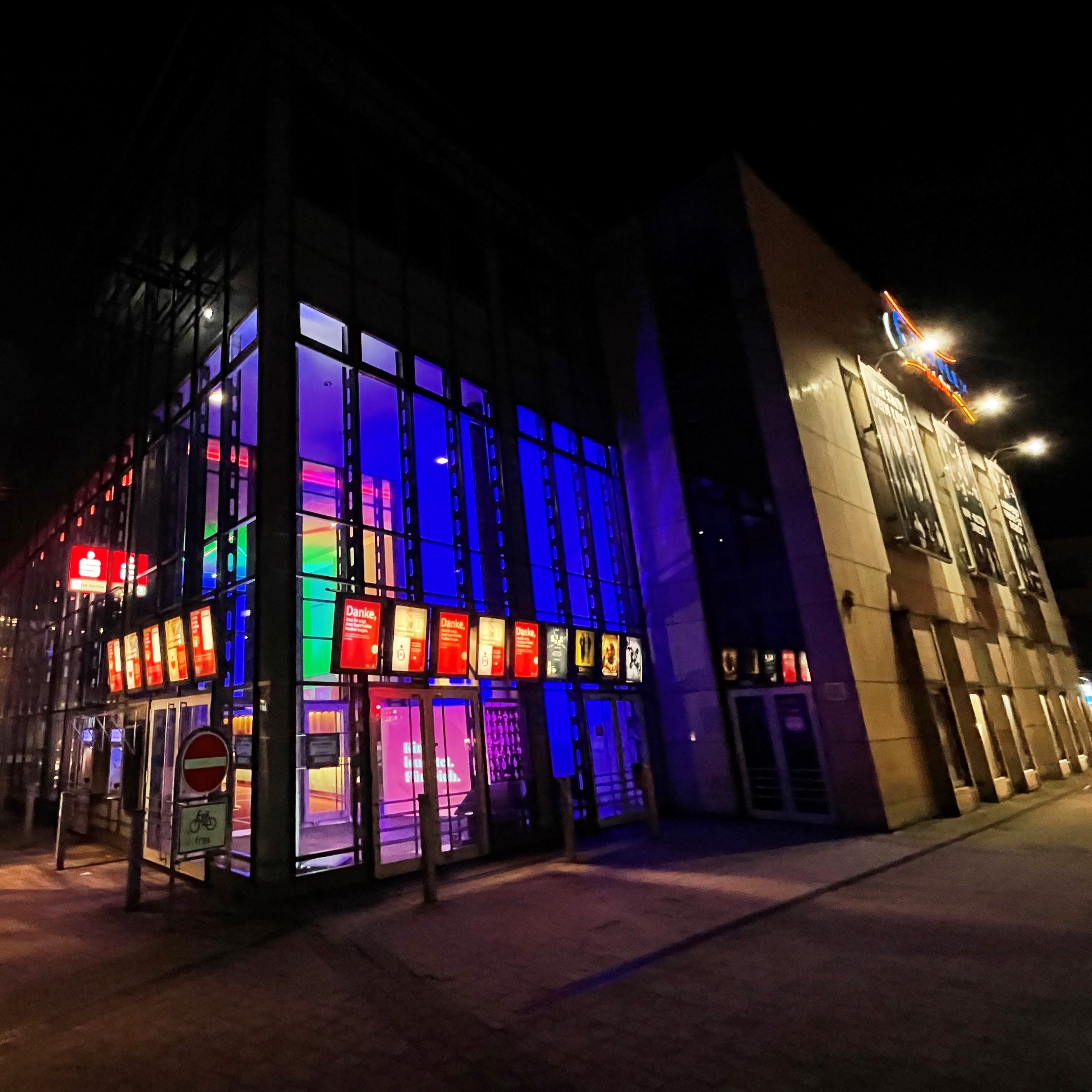 Bild des Cineplex Marburg bei Nacht