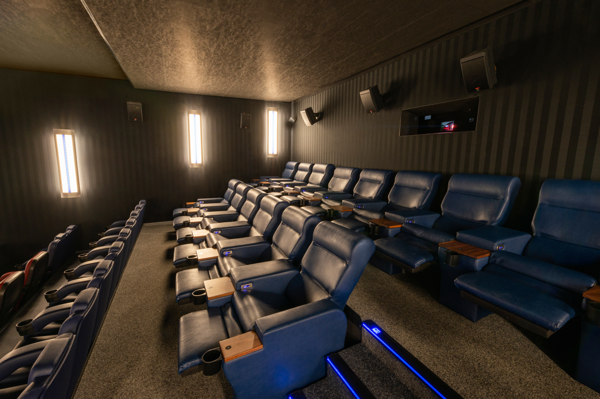 Aichach_Saal_07_side_front_recliner