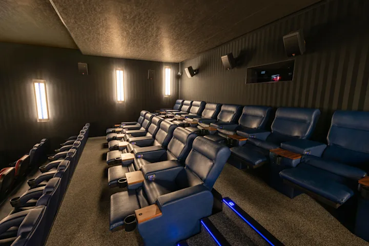 Aichach_Saal_07_side_front_recliner