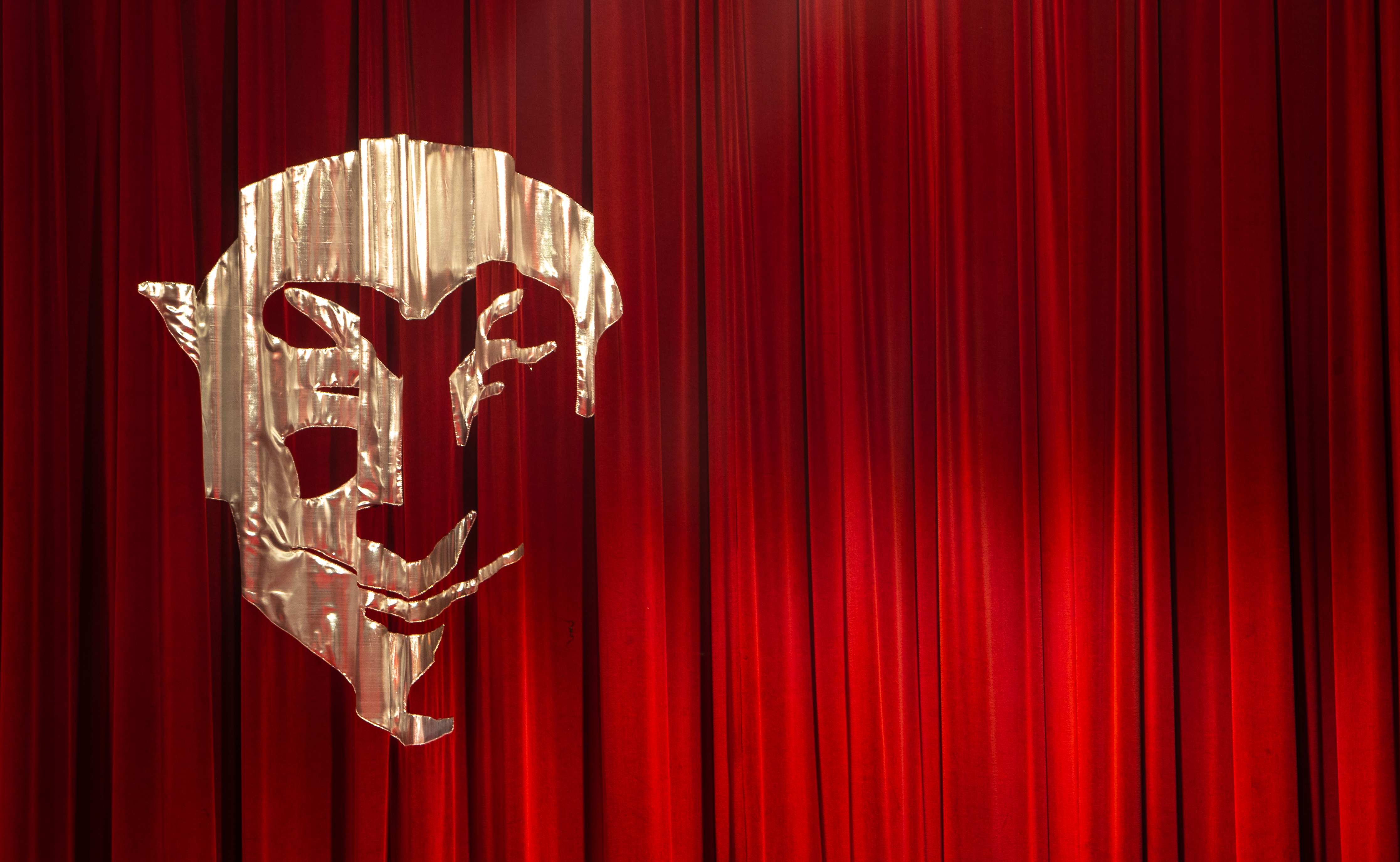 Detailaufnahme mit dem Mephisto Logo auf dem Vorhang