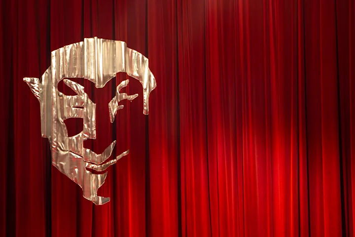 Detailaufnahme mit dem Mephisto Logo auf dem Vorhang