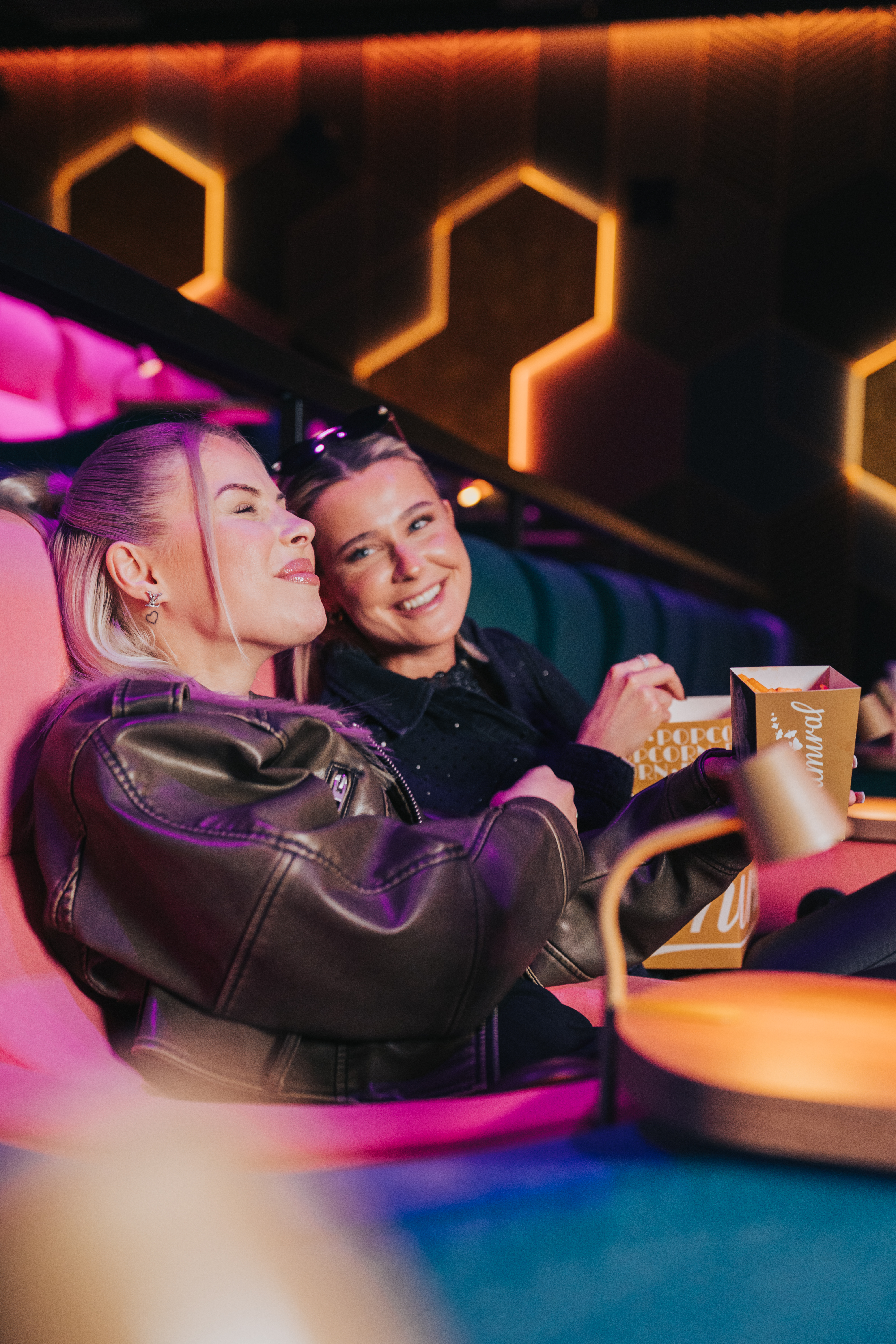 Zwei junge Frauen im Kino