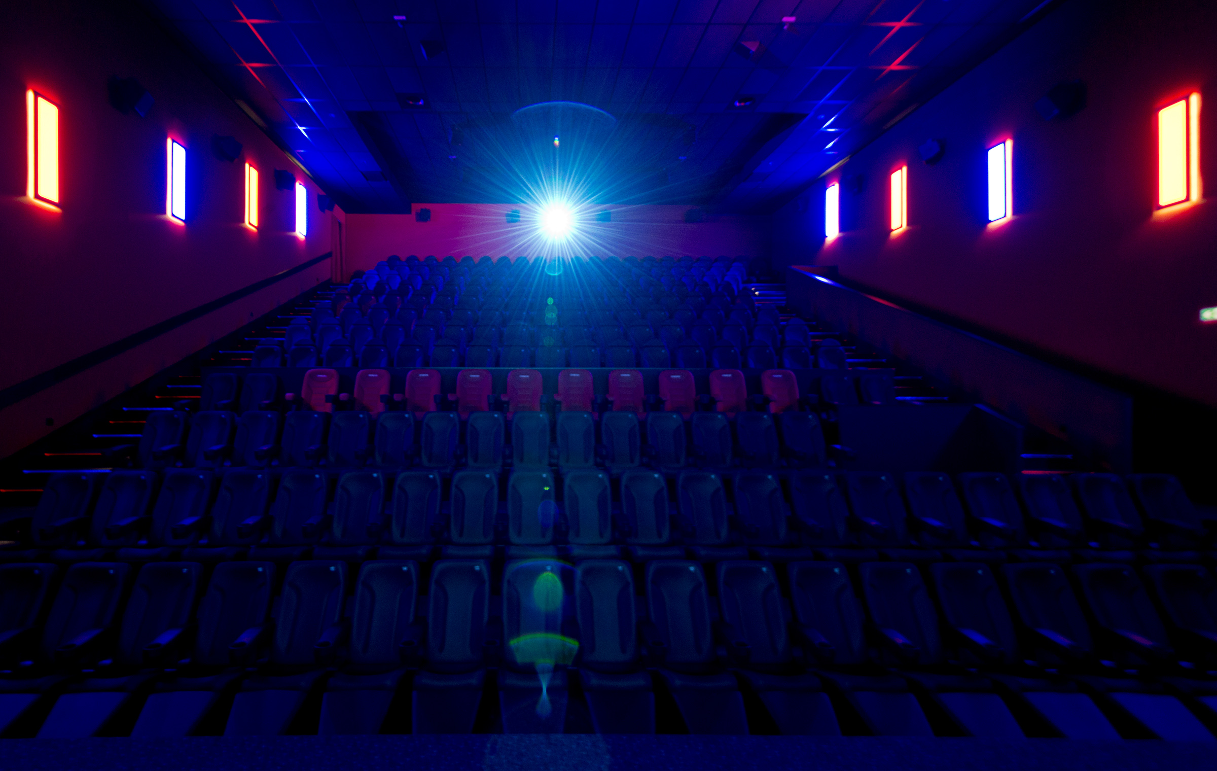 Foto vom Kinosaal Ultimate 1 im Cineplex Baunatal. Der Blick ist gerichtet auf die Sitzplätze