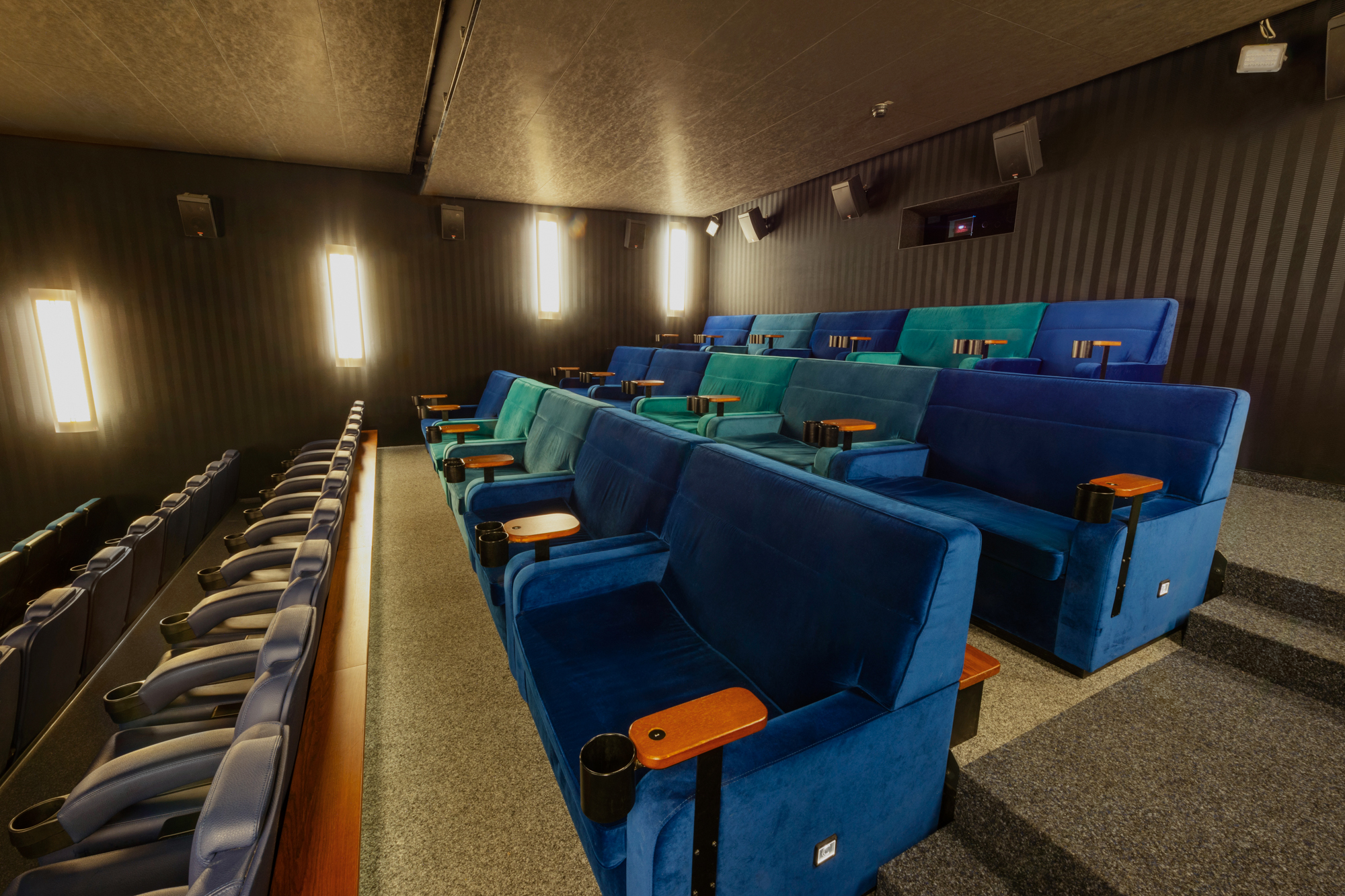 Aichach_Saal_03_couch_front_side