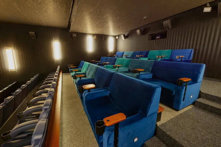 Aichach_Saal_03_couch_front_side