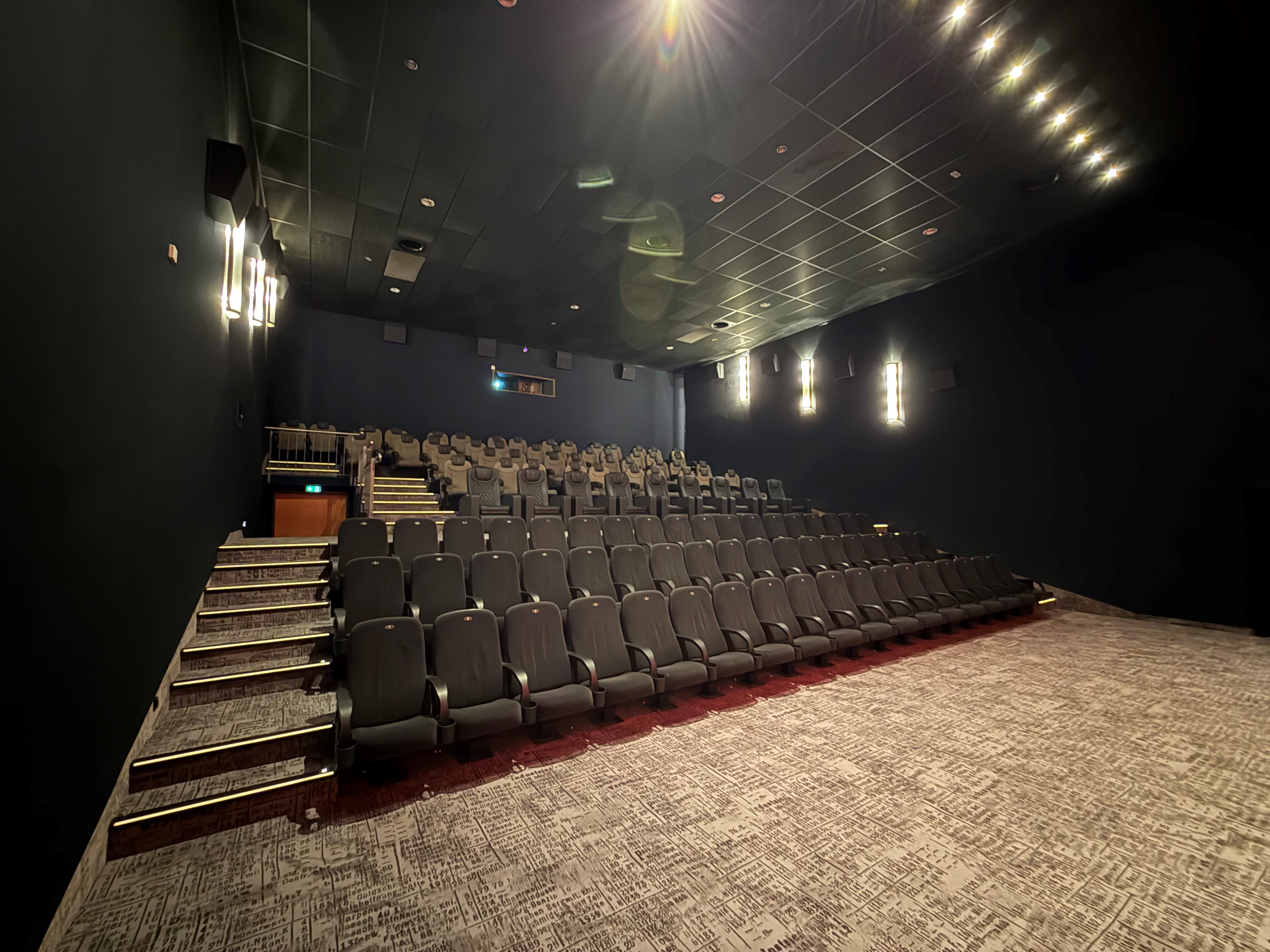 Kinosaal 4 aus der vorderen Sicht.