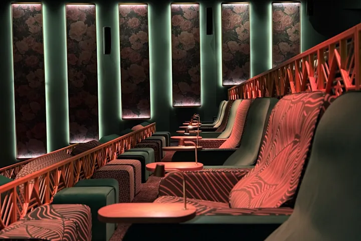 Der Sofa Saal seitlich