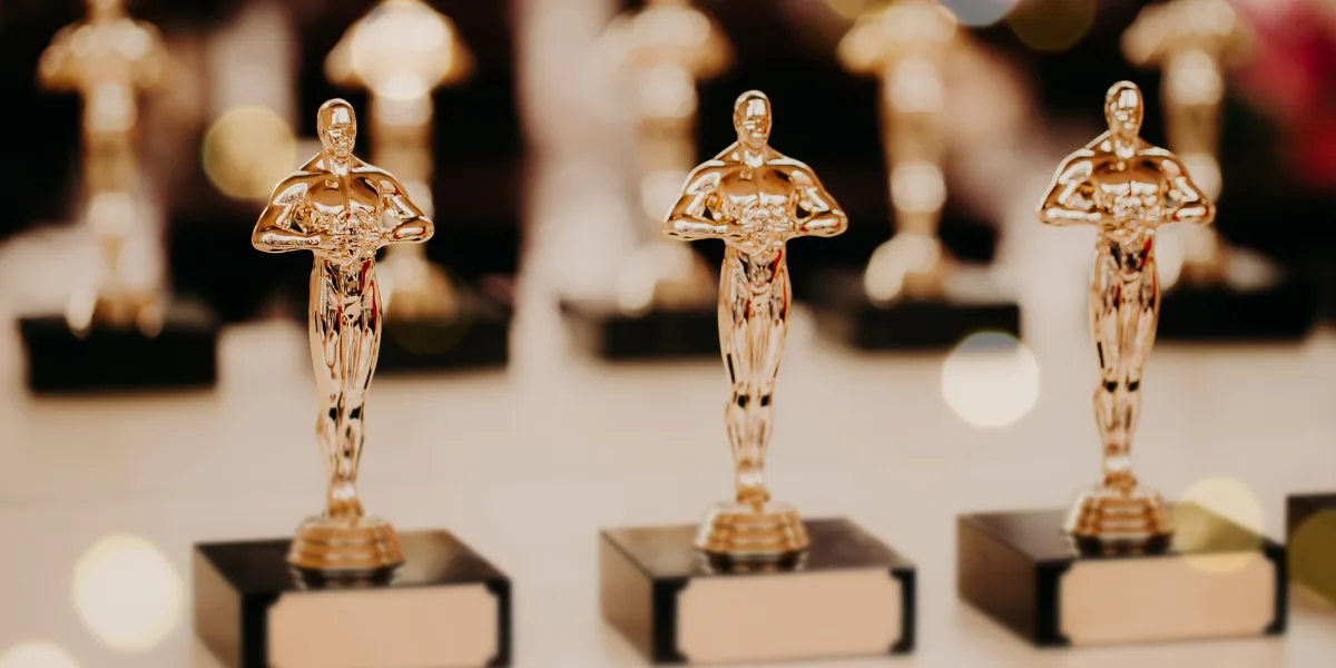 Foto, das mehrere Statuen, die aussehen, wie die Filmauszeichnung "Oscar", in Reihen nebeneinander und hintereinander zeigt