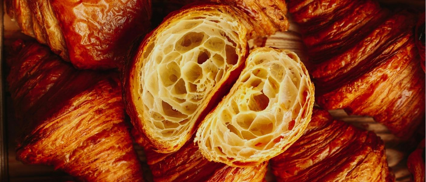 Aufschnitt von Croissants