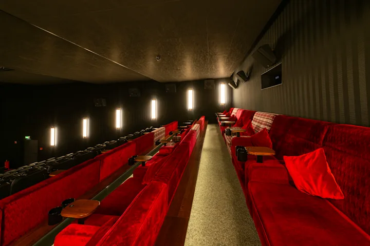 Aichach_Saal_06_side_couch