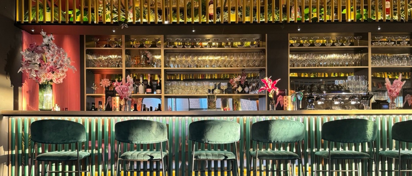 Ansicht der Bar und den in Reihe stehenden Stühlen