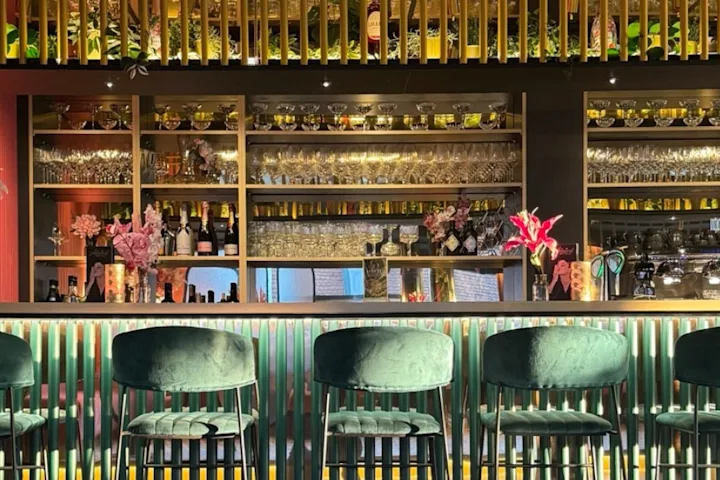 Ansicht der Bar und den in Reihe stehenden Stühlen