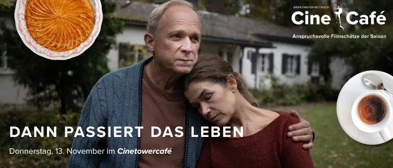 Hier sieht man die beiden Protagonist*innen von "dann passiert das Leben", wie sie sich im Arm haben. Die Frau sieht sehr erschöpft aus. Auf dem Bild sieht man auch eine Tasse Kaffee und ein Stück Kuchen. Das ist unser Werbebanner für das CinetowerCafé