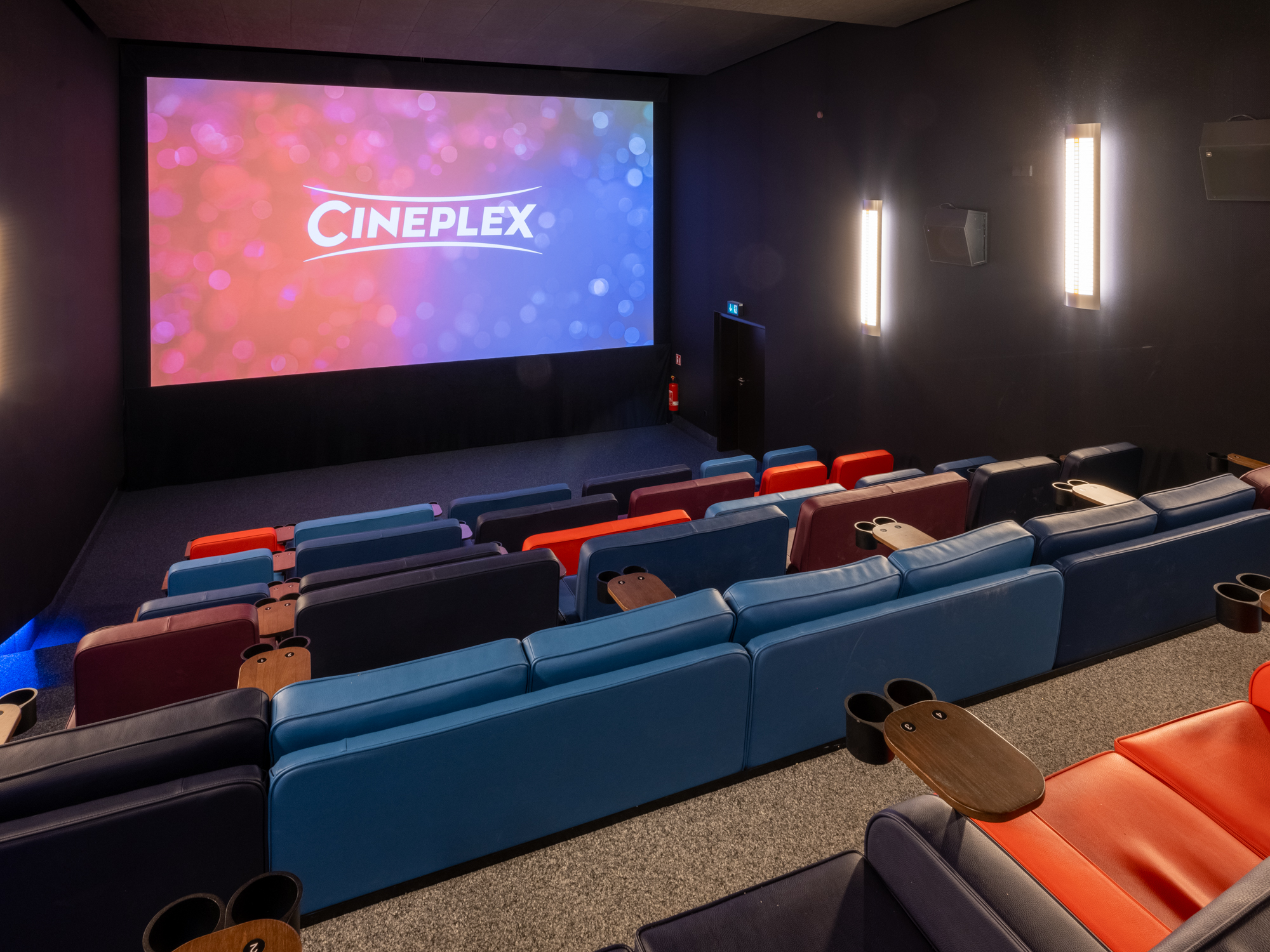 Memmingen_Saal_4_back_couch_HDR