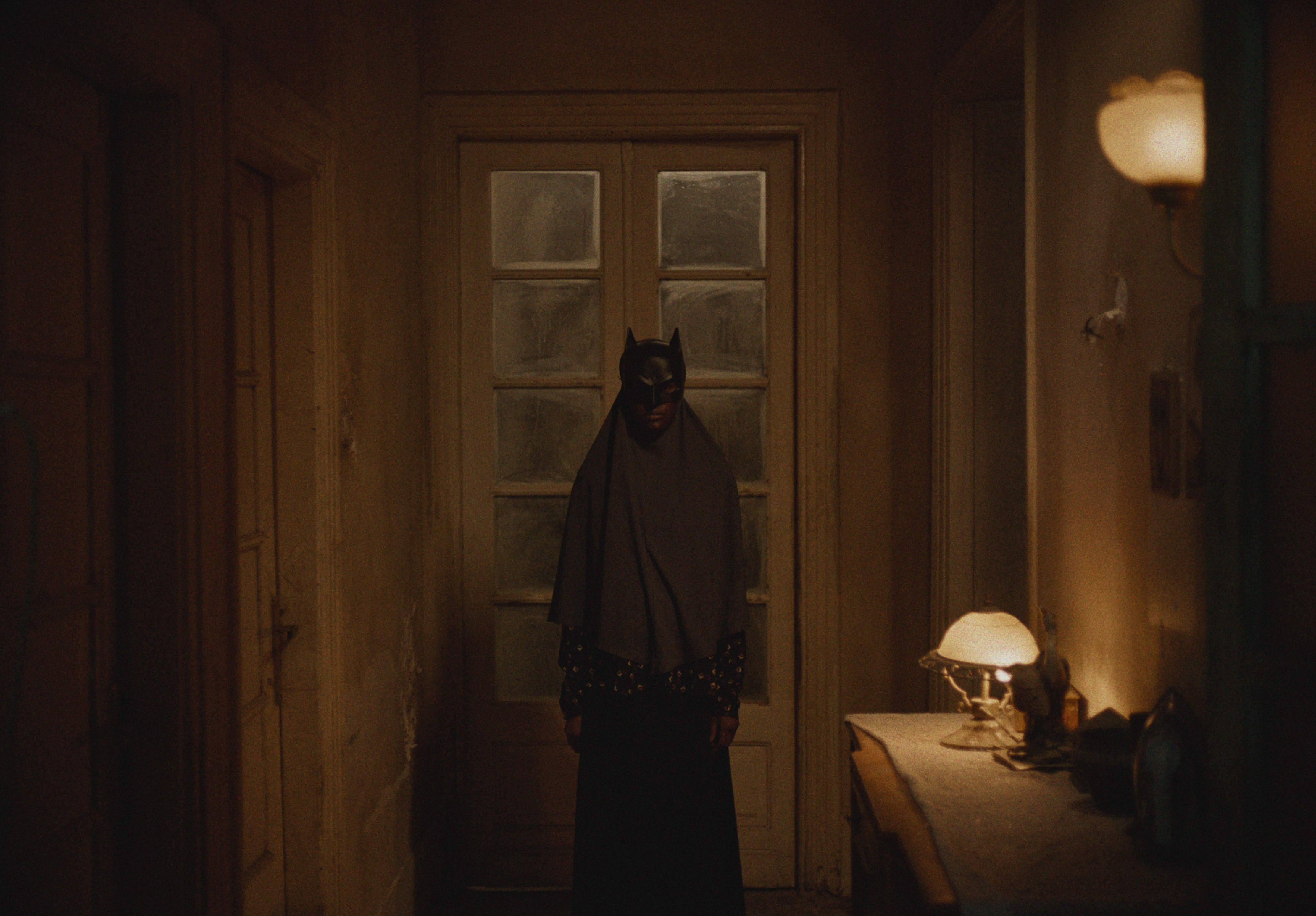 Szenenbild zu Aisha Can't Fly Away