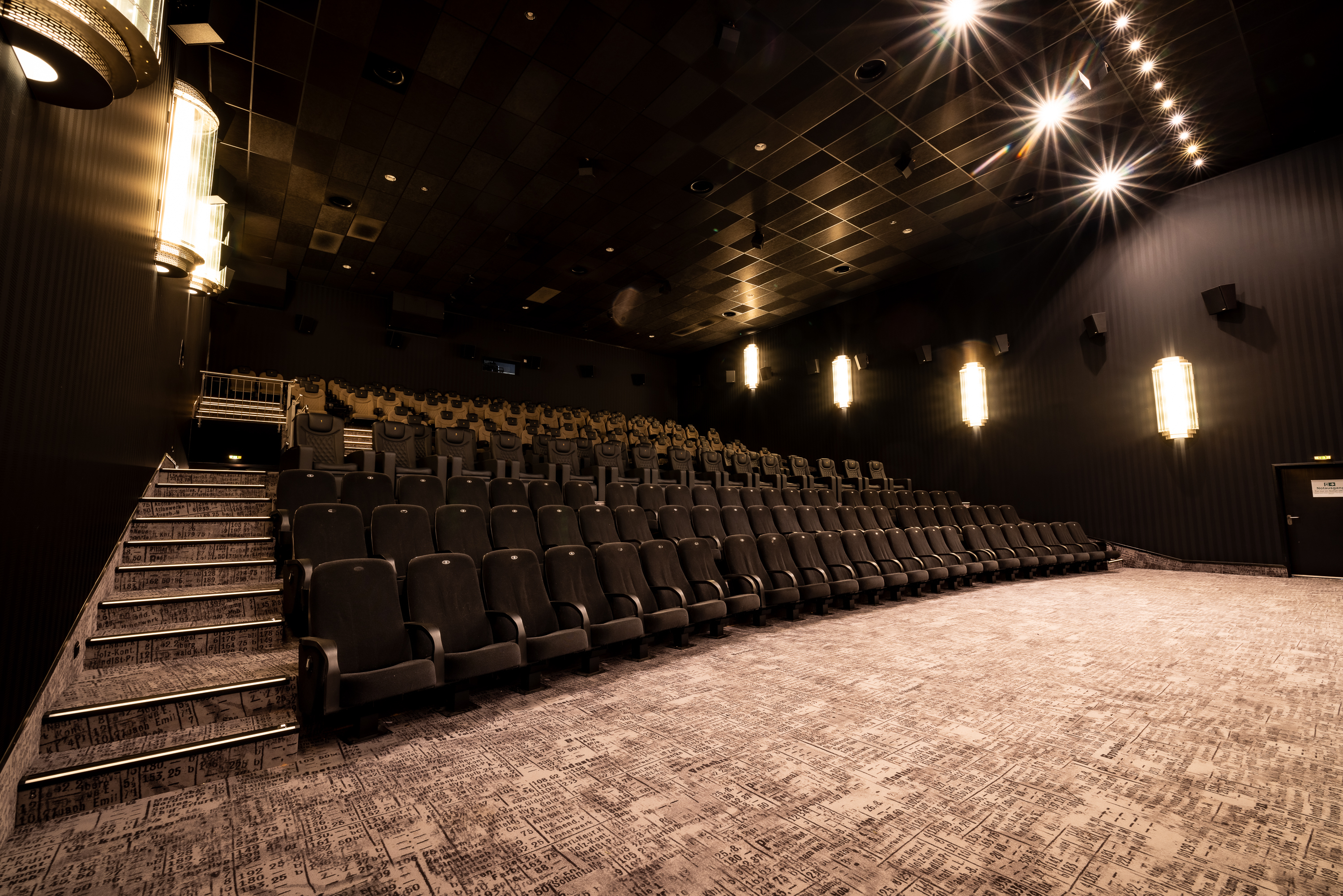 Kinosaal 1 in der vorderen Ansicht.