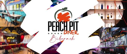 Banner mit dem Logo „Peach Pit Diner Biberach“ vor Collage aus Restaurantaufnahmen mit Bar, Sitzplätzen und Neonlichtern. Der Schriftzug ist schwarz und orange mit einem stilisierten Pfirsich darüber.
