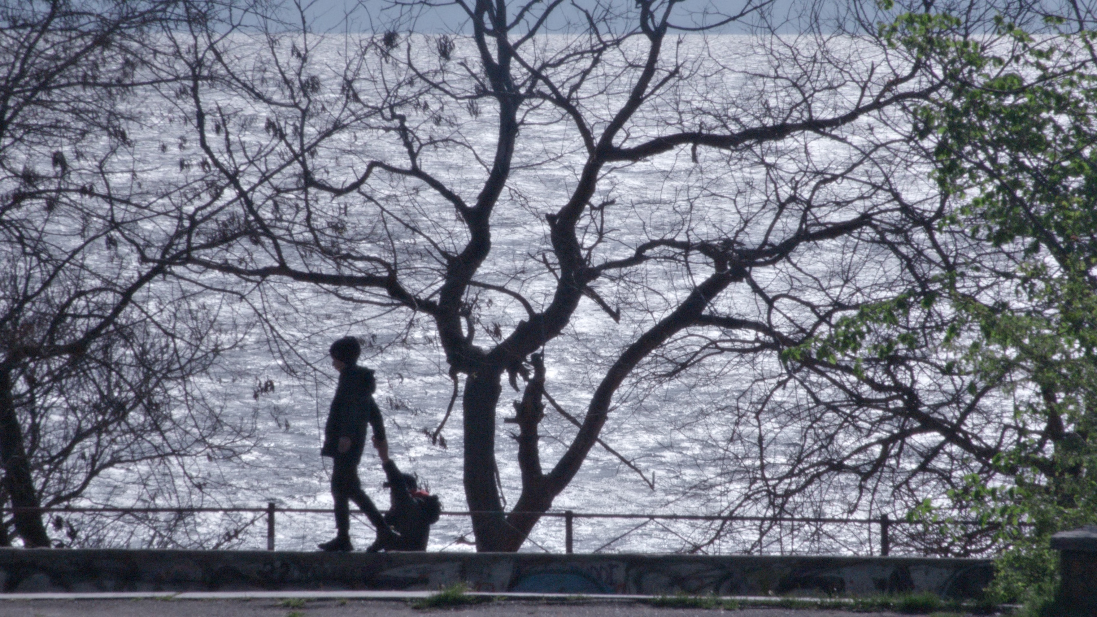 Szenenbild zu When Lightning Flashes Over the Sea