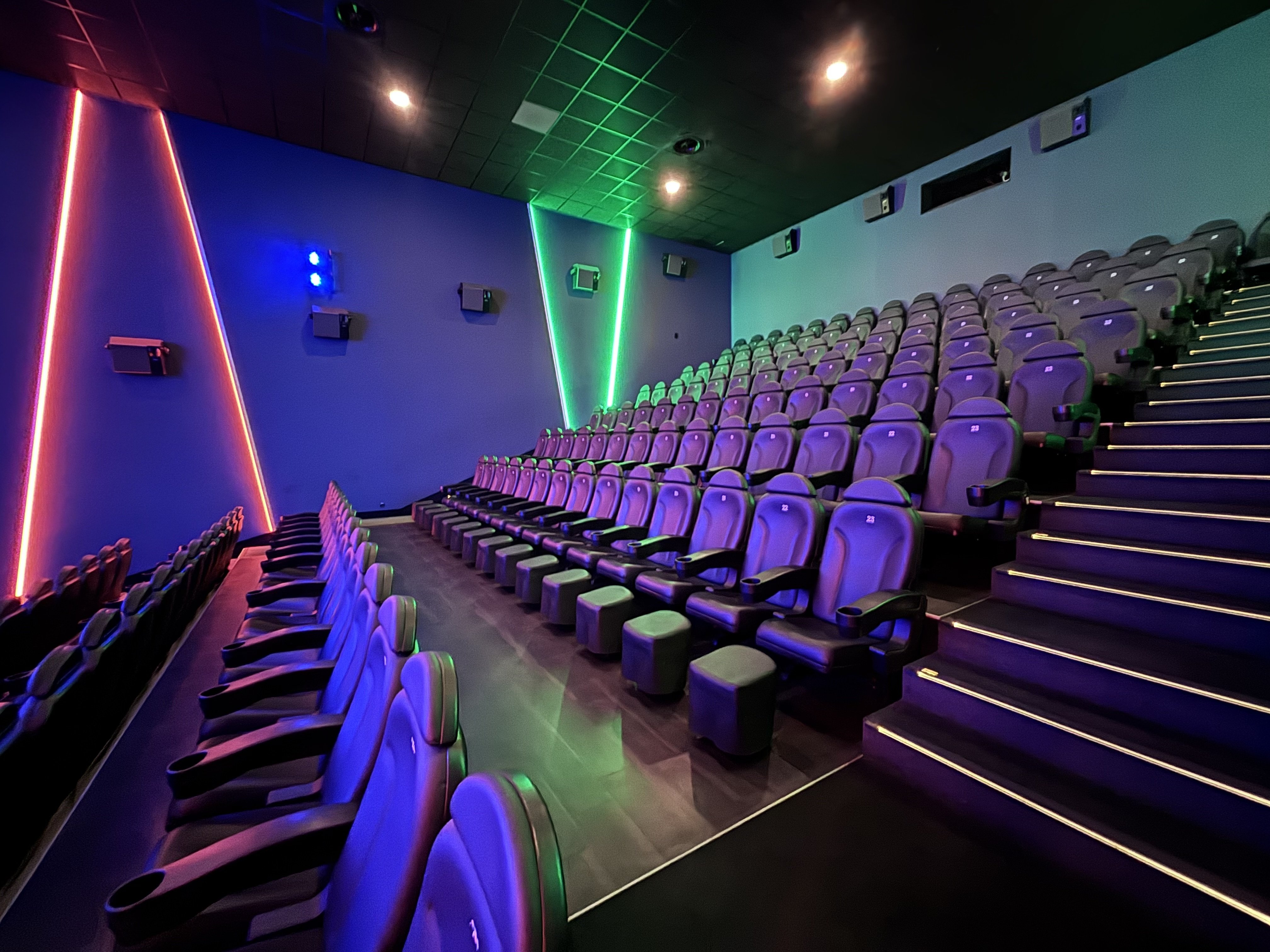 Bild Kinosaal 2 mit Fußhockern