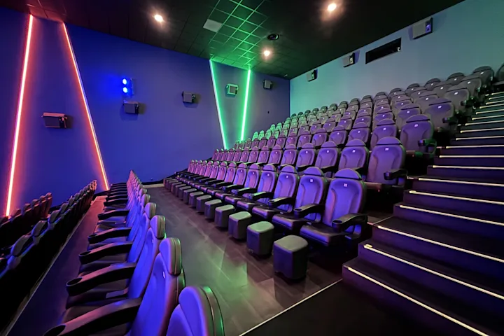 Bild Kinosaal 2 mit Fußhockern