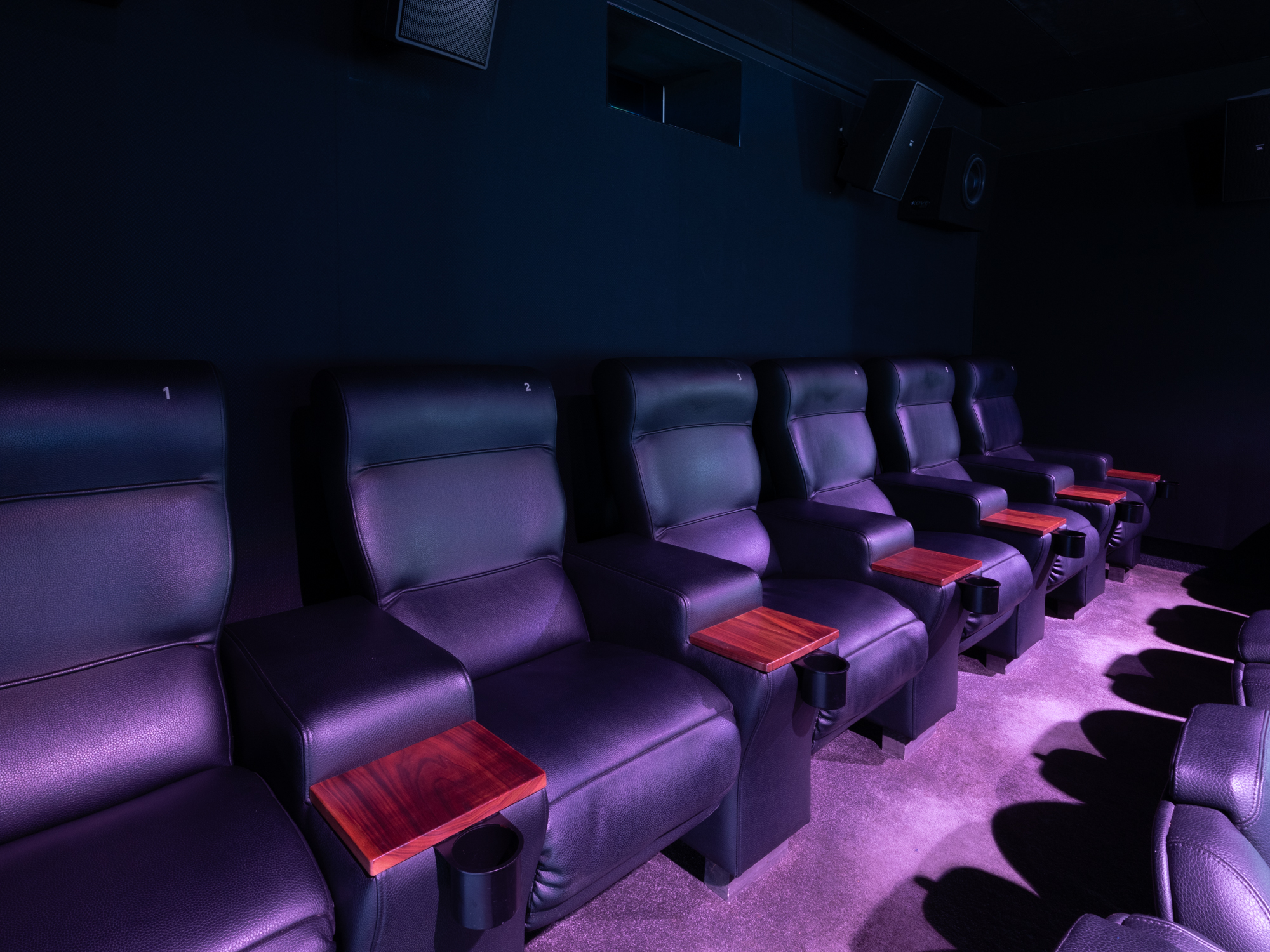 Meitingen_Saal_5_side_front_recliner