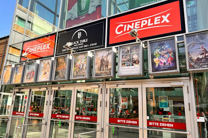 Die Außenfront des Cineplex Aachen
