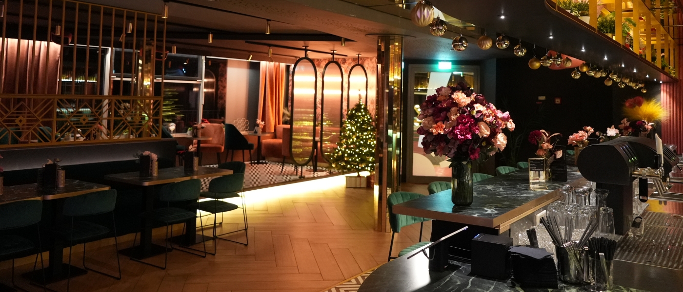 Die Sky Bar mit Weihnachtsbaum im Hintergrund aus sicht der Bar in den Essensbereich.