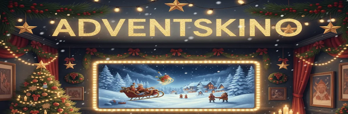 Breitbild-Banner 'ADVENTSKINO'. Eine gemütliche, festlich geschmückte Kino-Lounge mit Weihnachtsbaum, Sternen und Lichterketten. Auf der Leinwand ist eine animierte Szene mit Kindern auf einem Schlitten im Schnee und Weihnachtsdörfern zu sehen.