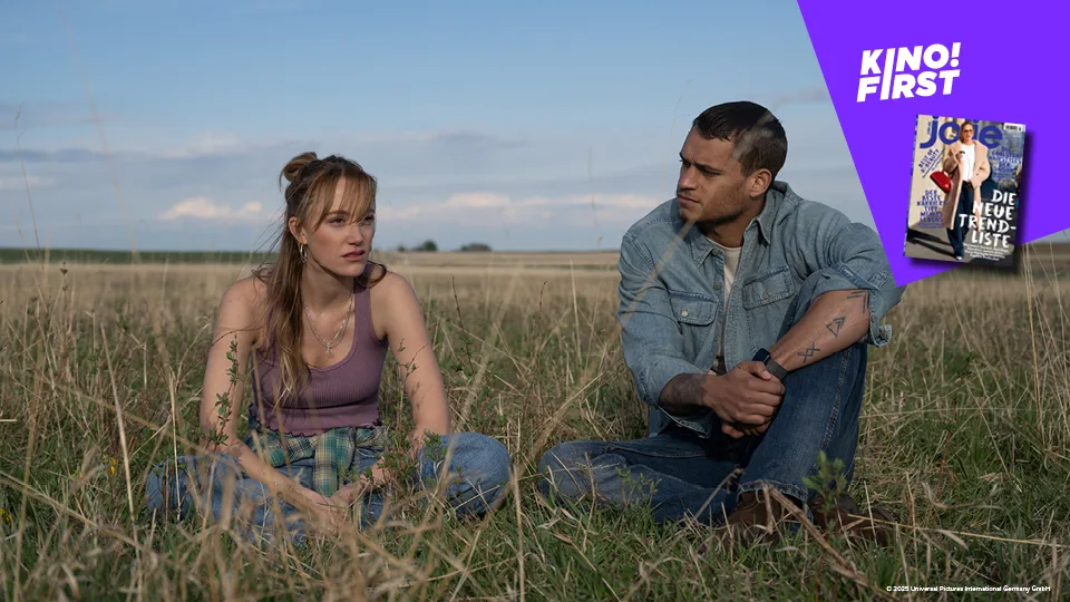 Szenenbild aus dem Film "Für immer ein Teil von Dir - Reminders of Him - Sturmhöhre". Es zeigt die Protagonisten des Film sitzend in einem Kornfeld